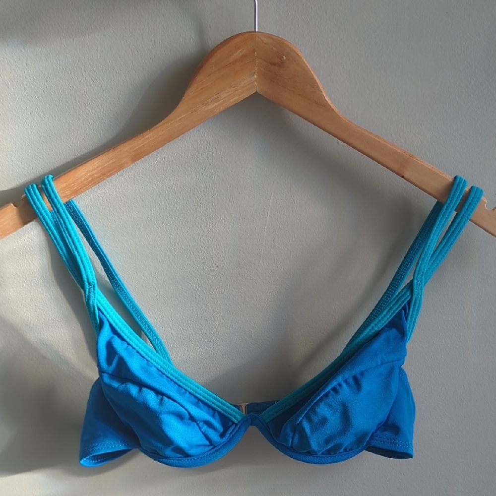 Anne Klein. Dual Strapped Bikini Top. Size 6 (Small).